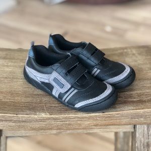 Kenneth Cole Boys Velcro Sneakers